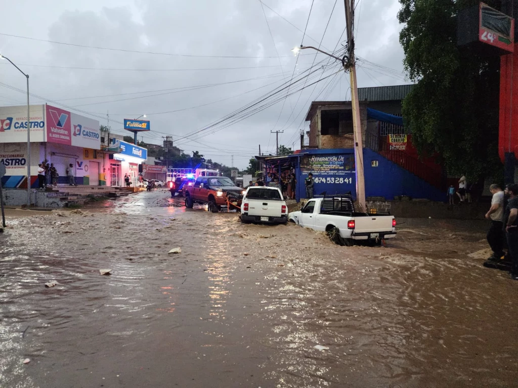 El rescatan vehículo que quedó varado en La Limita tras fuertes lluvias