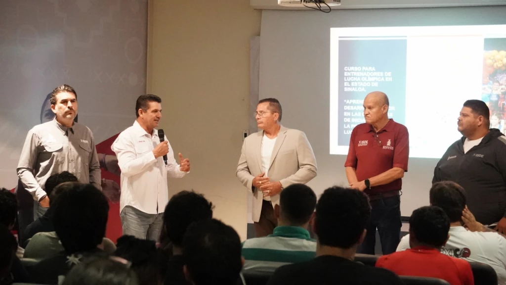 Capacitan a entrenadores de Luchas Asociadas en Sinaloa