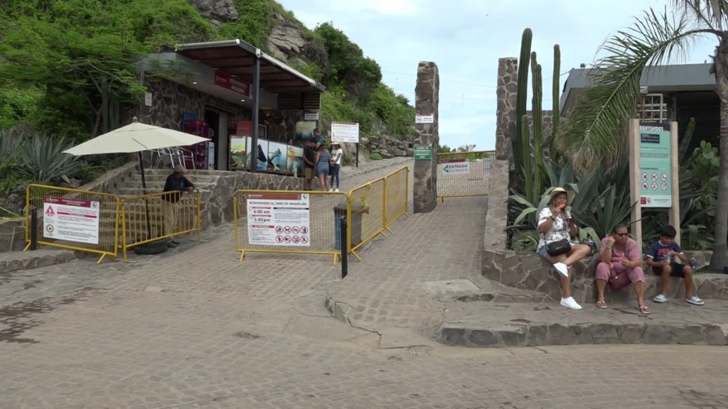Abren acceso al Faro de Mazatlán tras derrumbe