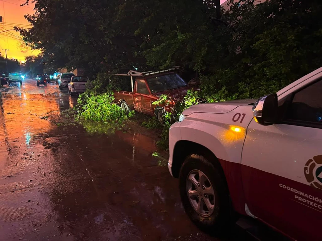 Cuatro personas rescatadas y más de 20 emergencias atendidas por la lluvia en Culiacán