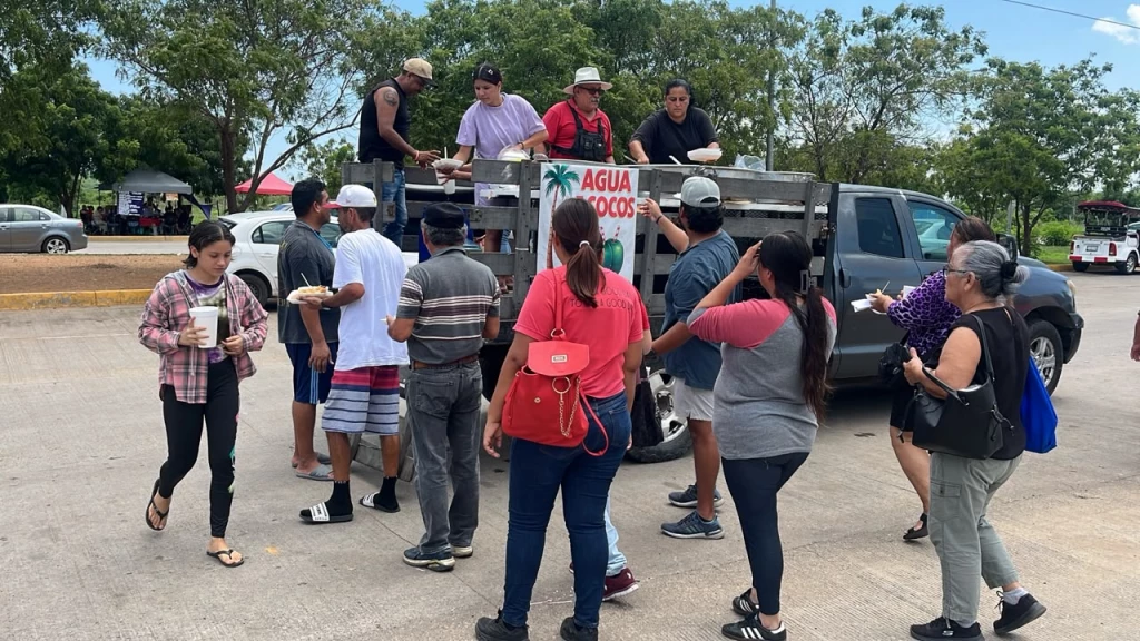Desde hace 3 años la familia De la Cruz Flores lleva comida a familiares de pacientes en el Hospital General de Mazatlán