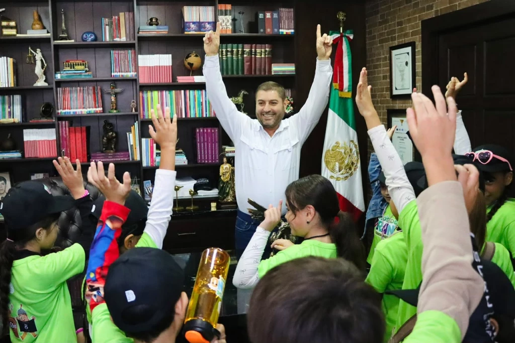 Con gran éxito transcurren los Cursos de Verano en Badiraguato; el alcalde José Paz López convive con las niñas y niños participantes 
