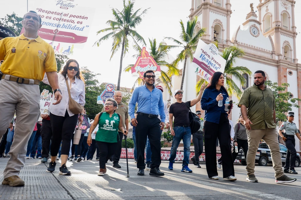 Caminan por el Día Mundial del Peatón