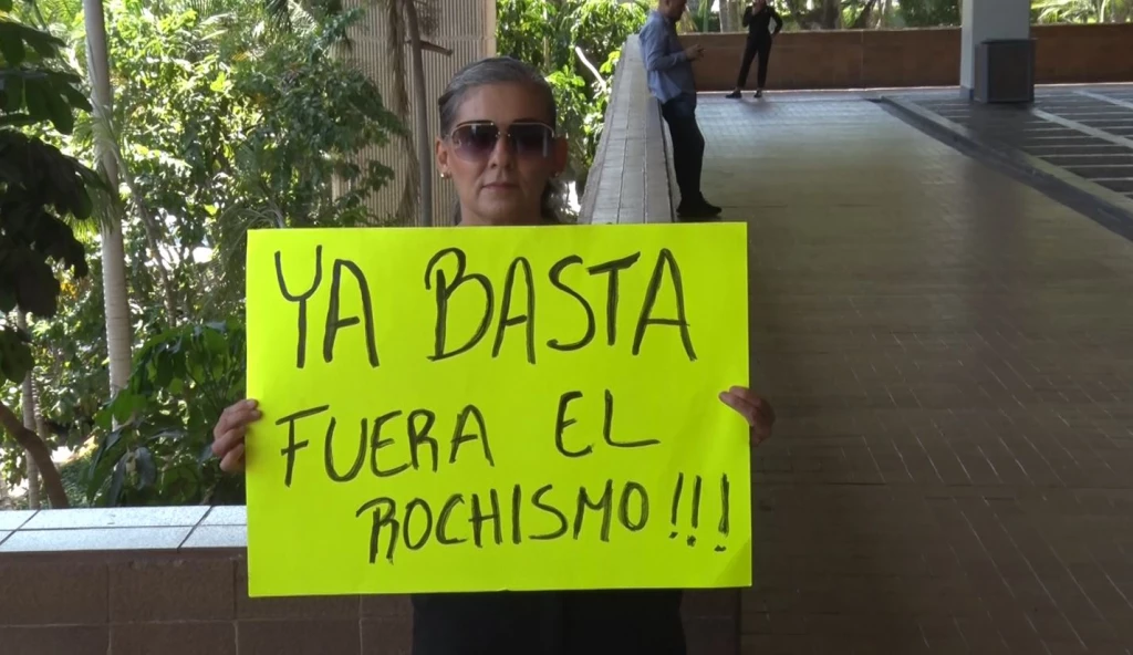 Protestan en Palacio de Gobierno contra Rocha
