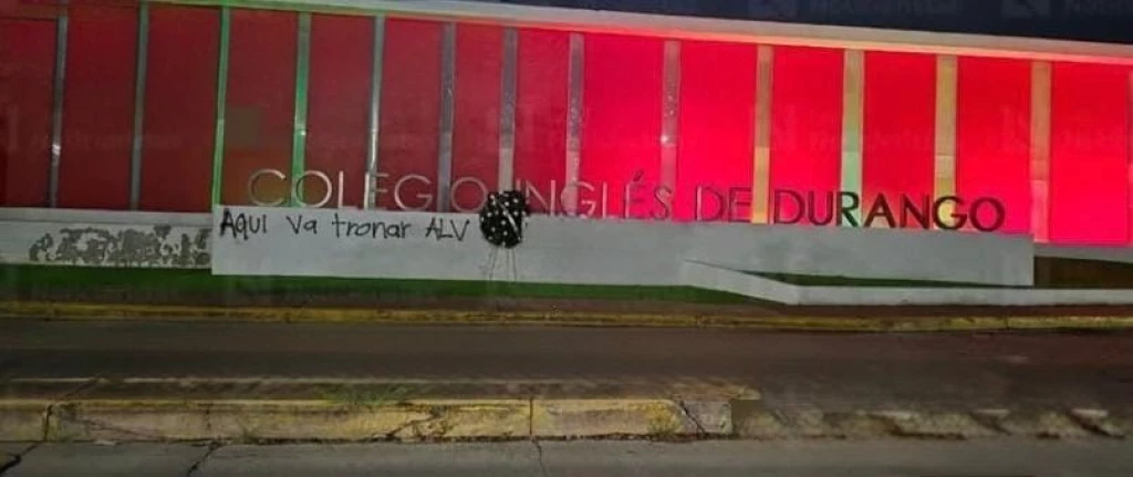 Vandalizan plantel educativo prinvado de Culiacán,  dejan corona fúnebre durante el regreso a clases