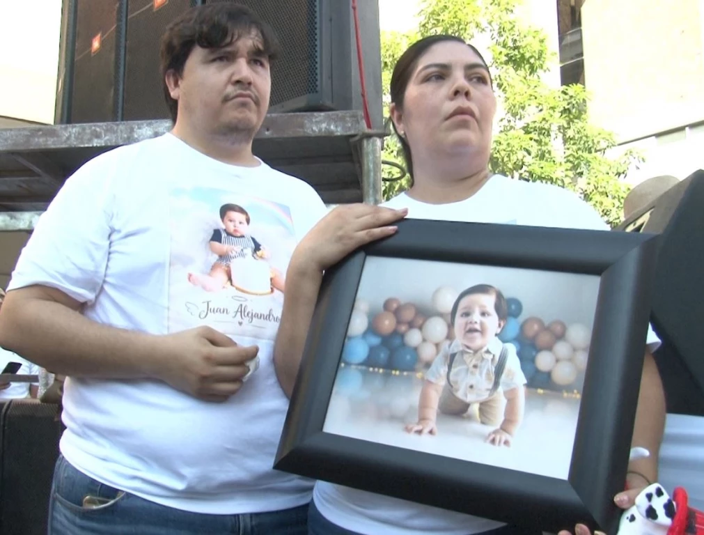 Padres de Juan Alejandro bebé que falleció en ataque armado, se suma a la marcha contra la violencia