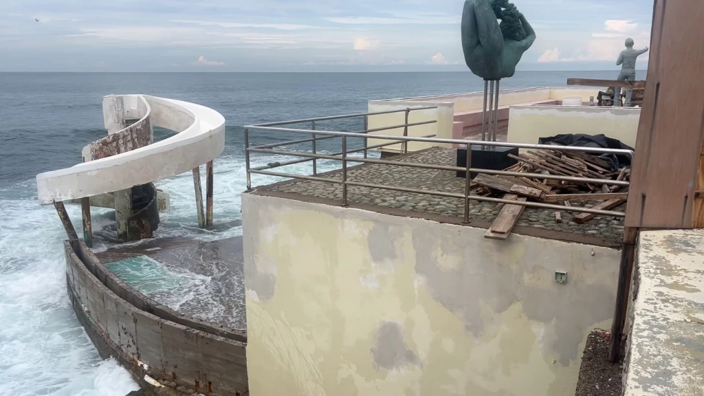 Por el fuerte oleaje se han retrasado los trabajos en la Carpa Olivera de Mazatlán