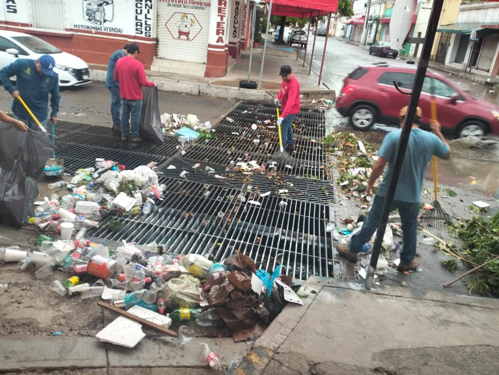 Retiran 900 kilos de basura en rejillas pluviales tras lluvia en Culiacán