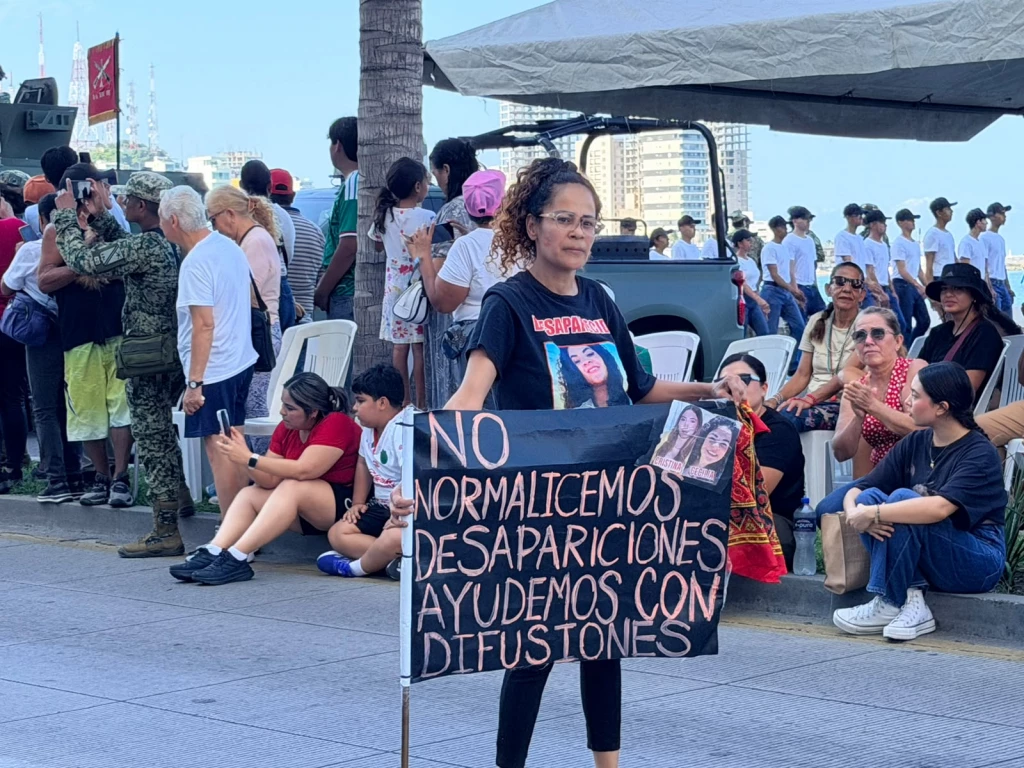 Hermana de Cecilia Berrelleza  “La China” se integra a desfile de la Independencia para visibilizar la ficha de búsqueda de su familiar