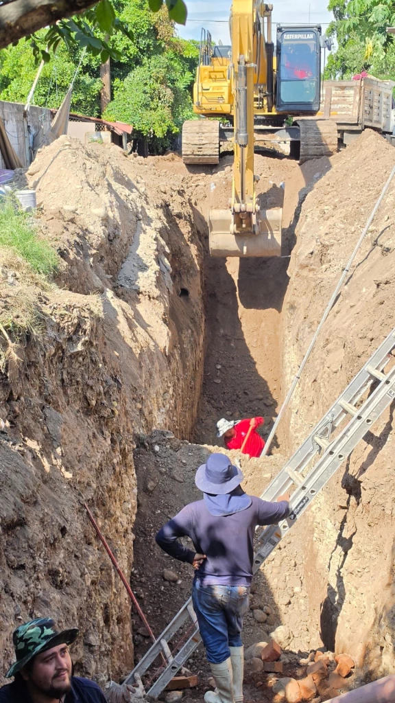 En la colonia Pemex la JAPAC realiza trabajos de sustitución de colector sanitario