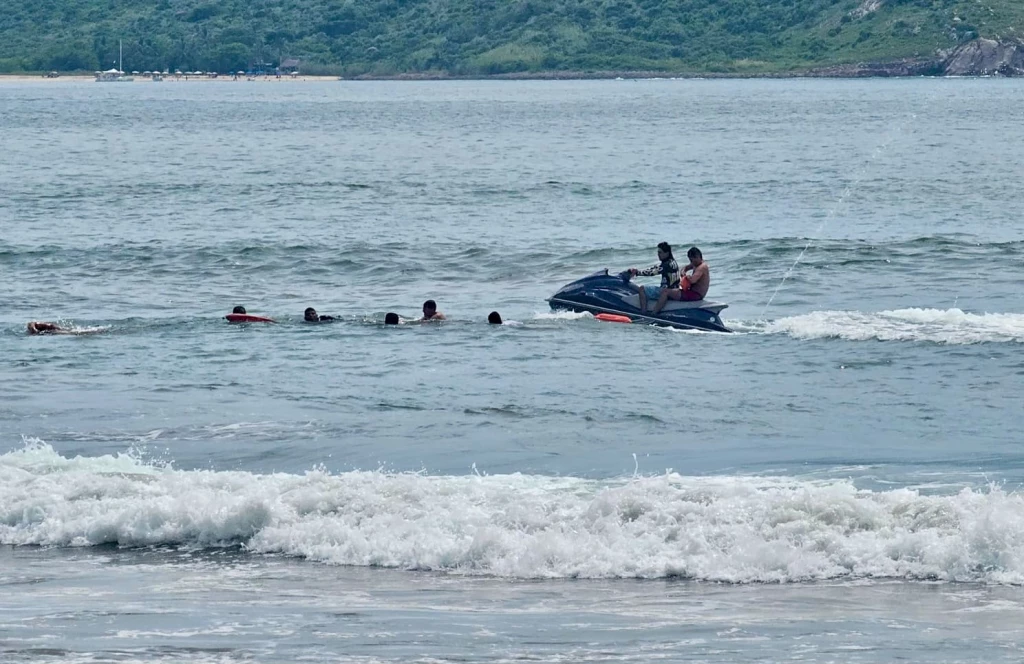 Ponen a salvo a seis personas de morir ahogados en el mar de Mazatlán