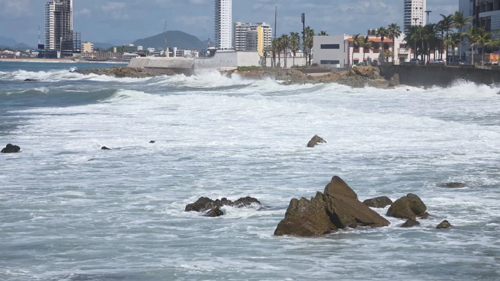 Olas alcanzan hasta los 3.5 metros de altura en Mazatlán