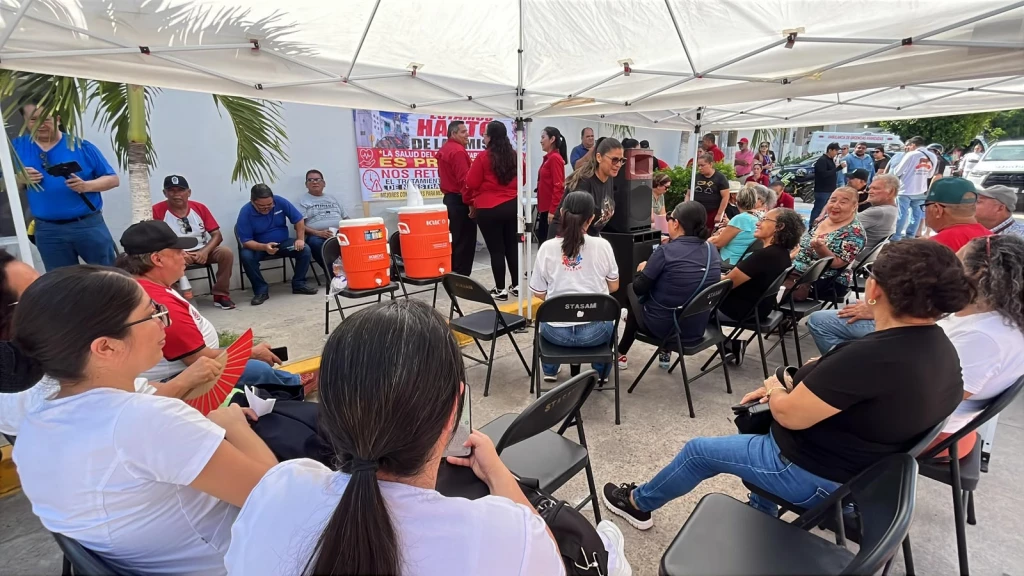Se manifiestan derechohabientes y trabajadores del STASAM por falta de medicamentos y especialistas