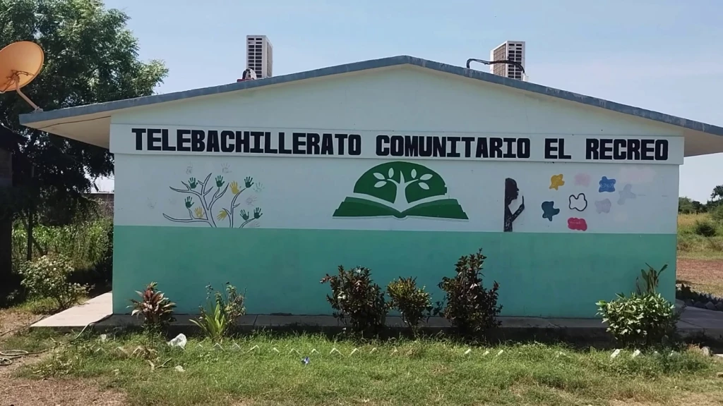 Desde hace casi 7 años no cuentan con energía eléctrica en el Telebachillerato Comunitario de El Recreo