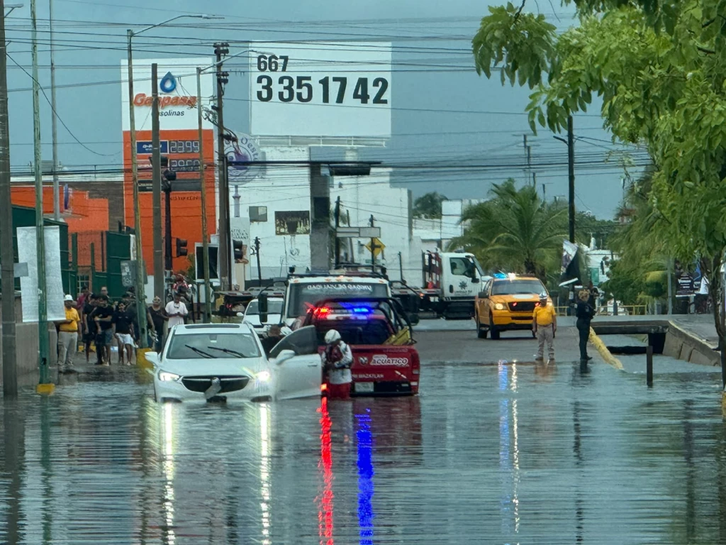 Lluvias en Mazatlán deja dos automóviles varados y encharcamientos en vialidades