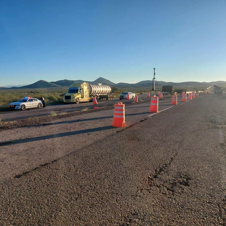 Tráiler pierde remolque y provoca derrame sobre la carretera Agua Prieta - Cananea