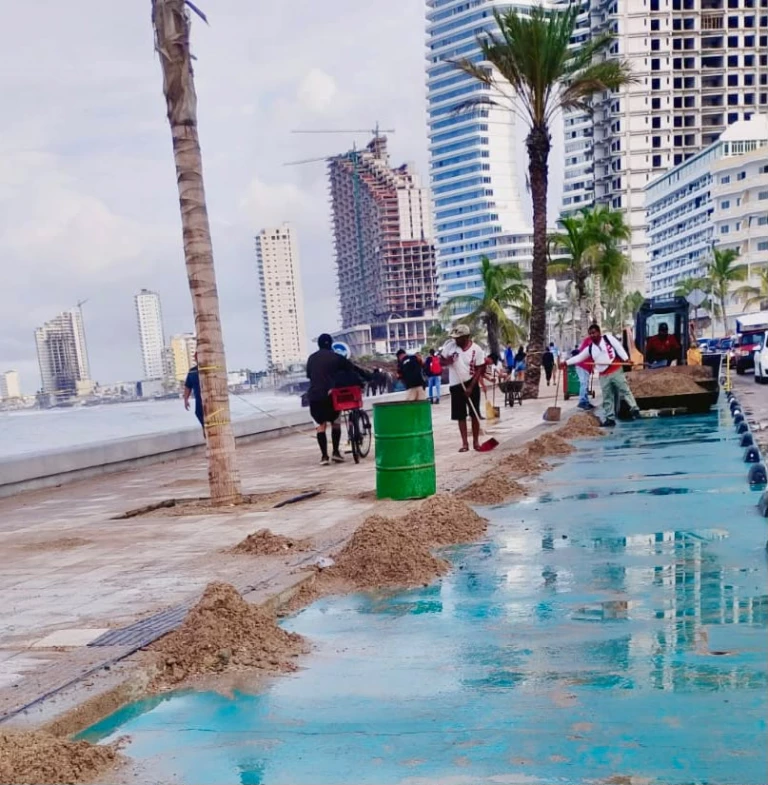 Retiran arena del malecón tras fuerte oleaje