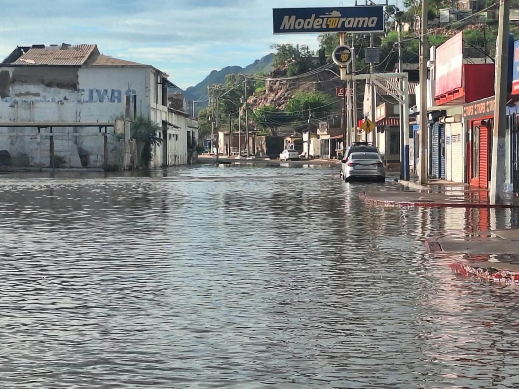 Se salió el mar en Guaymas durante la mañana del domingo por fenómeno de pleamar
