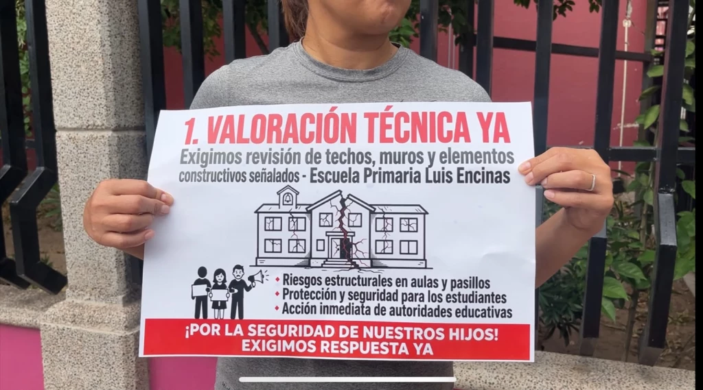 Padres de familia toman la primaria Luis Encinas en Ciudad Obregón por fallas estructurales
