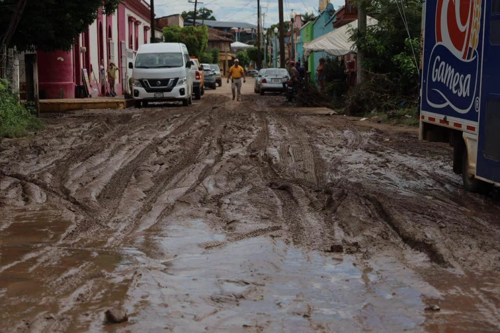 Lluvias en Mazatlán dejan inundaciones en la comunidad de La Noria tras desbordarse el arroyo