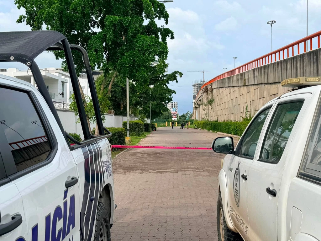 Encuentran a mujer sin vida con huellas de violencia irada a un costado del segundo puente de La Marina en Mazatlán