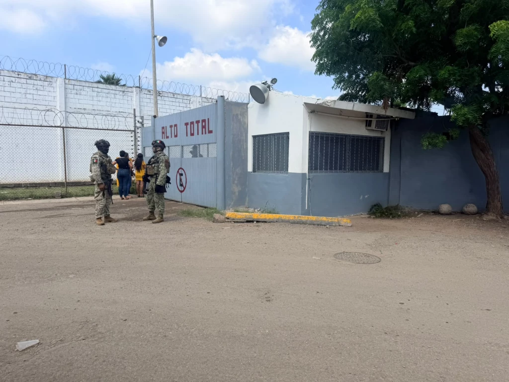Familiares de PPL exigen información a autoridades del Penal de El Castillo cuestionan los filtros de seguridad