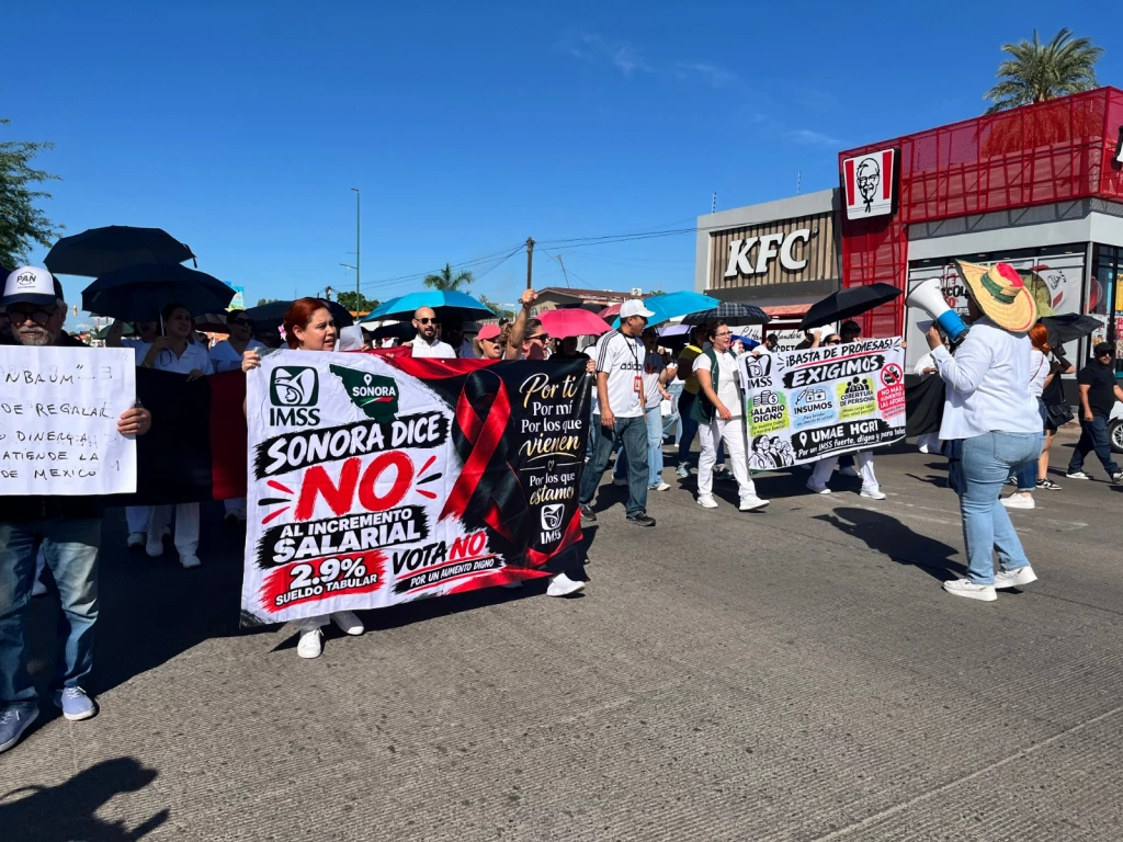Se manifiestan trabajadores del IMSS en Ciudad Obregón; exigen insumos y mejor aumento salarial