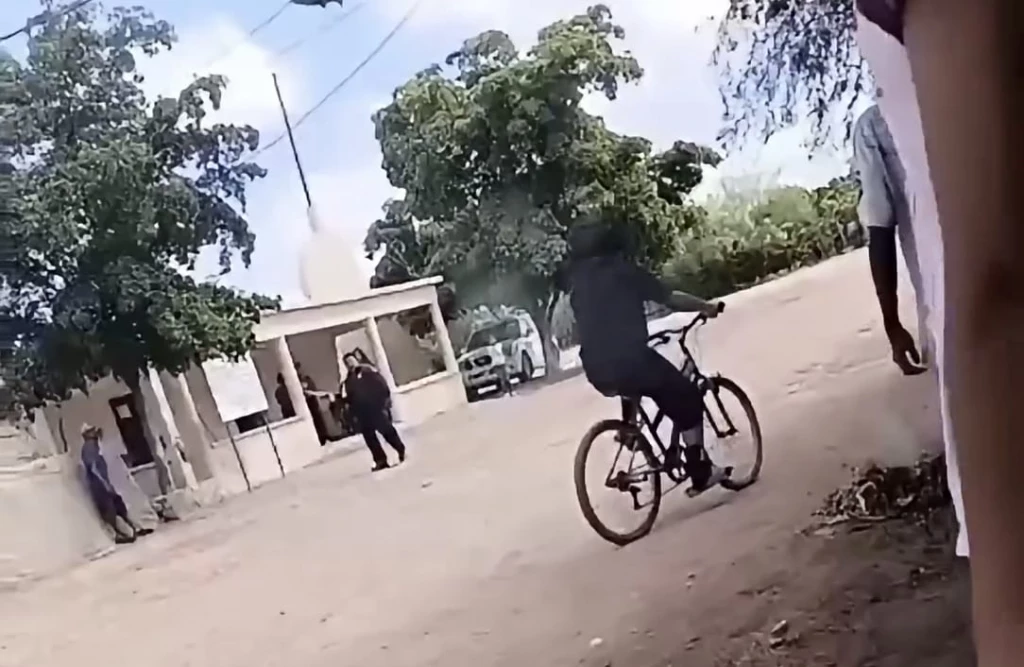 Agente de Policía dispara al aire para dispersar riña frente a comandancia en Buaysiacobe