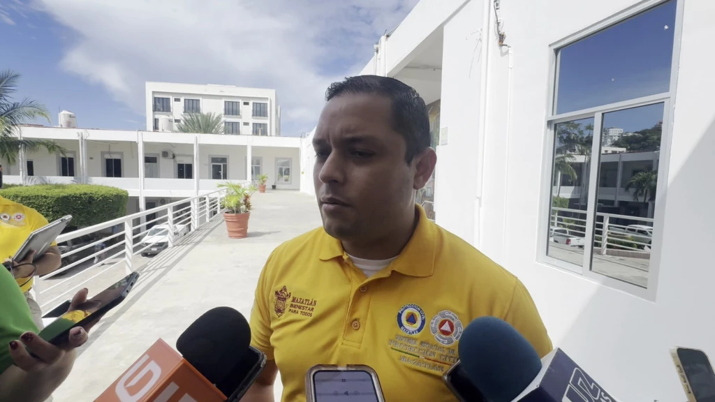 Llama Protección Civil a trasladarse a refugios temporales a ciudadanía que vive en zonas inundables ante el pronóstico del huracán Simón 