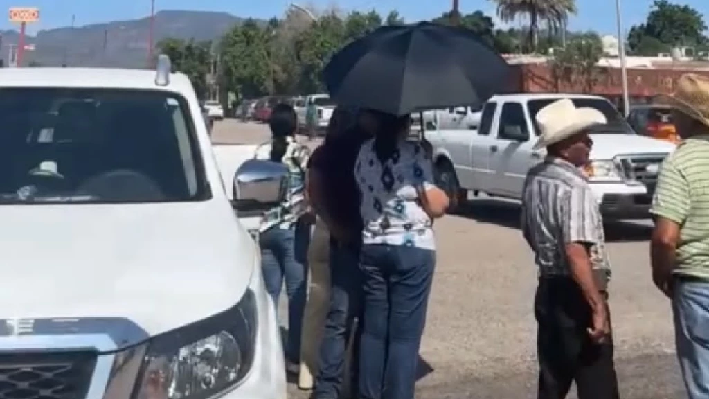Familiares de menor desaparecido bloquean la carretera México 15 en Vícam y generan kilométricas filas de vehículos