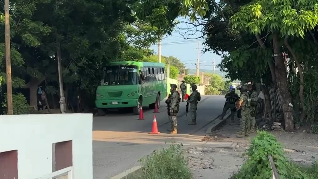 Atacan a balazos a chofer de camión cuando llevaba a bordo de la unidad a estudiantes en Escuinapa