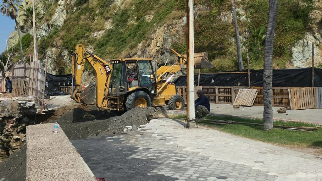 Inicia reparación de socavón junto al monumento a la Mujer Mazatleca