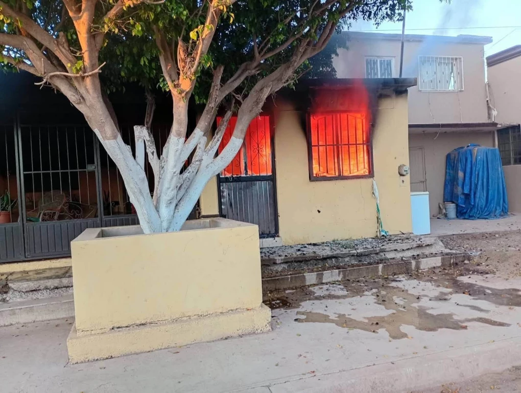 Deja cuantiosas pérdidas materiales incendio en papelería de Pueblo Yaqui