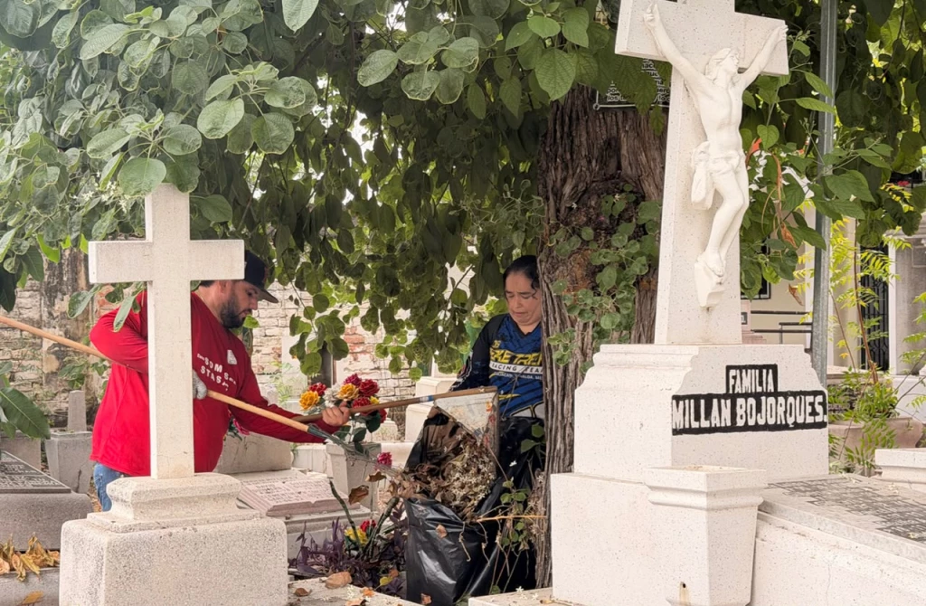 Refuerzan limpieza en panteones de Culiacán
