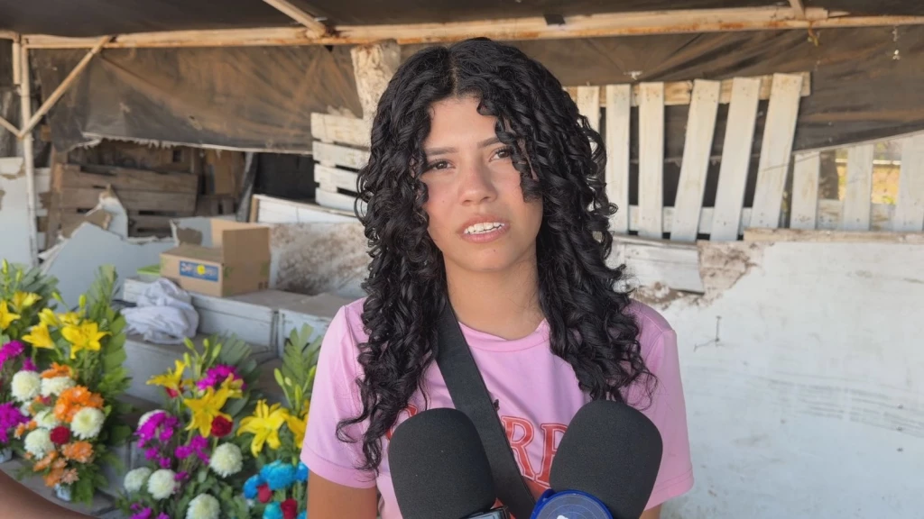 Listos los comerciantes de flores de la Calzada Francisco Villanueva para la afluencia por Día de Muertos