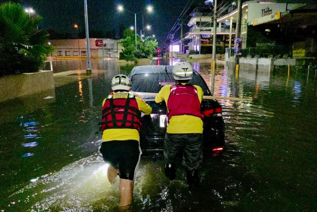 Lluvias nocturnas en Mazatlán deja 5 vehículos varados y deslave en cerros