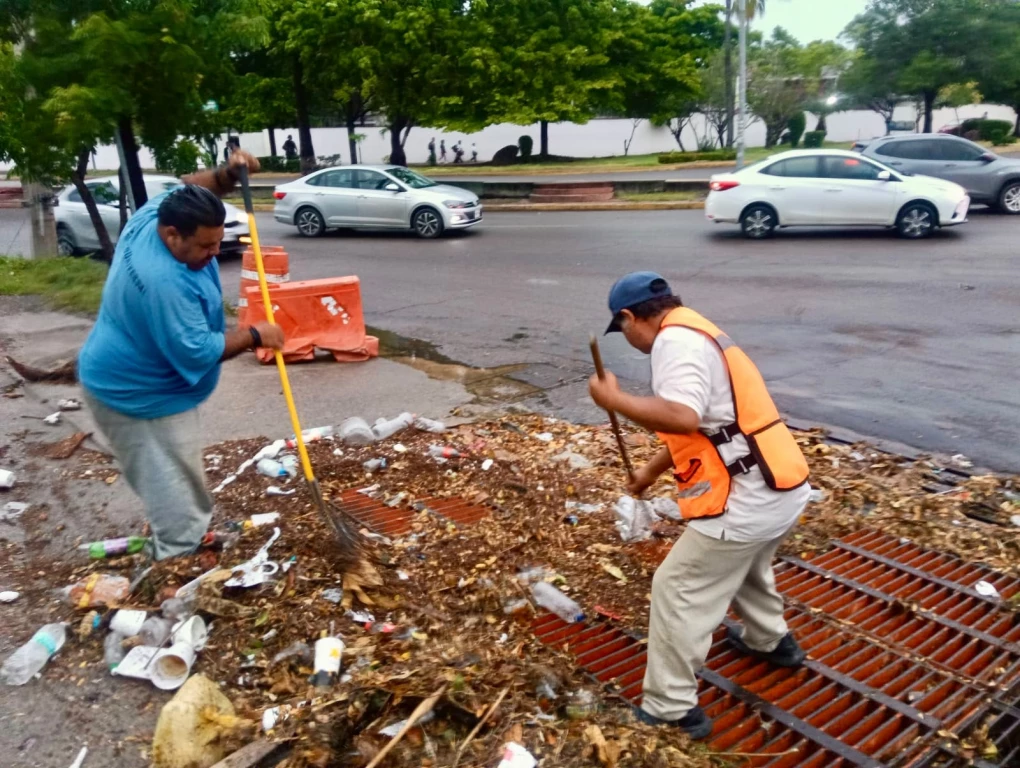 Refuerzan limpieza en alcantarillas tras las lluvias registradas en Mazatlán