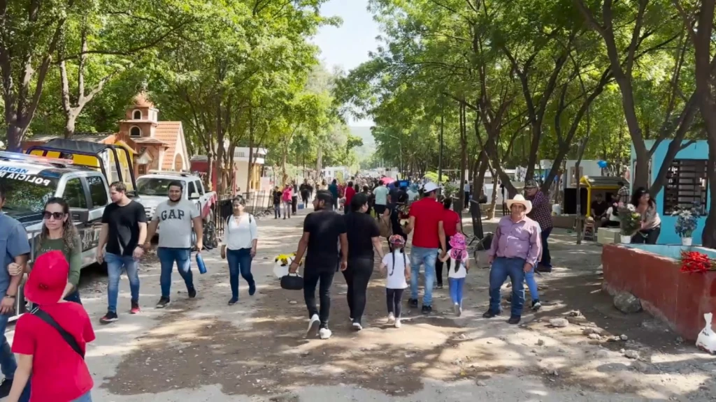 Estiman 100 mil visitantes en los panteones de Culiacán