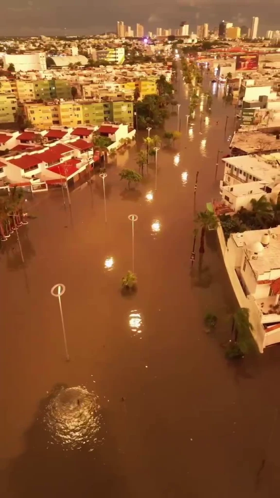 Lluvias generan el rescate de dos personas que eran jaladas por la corriente del agua en Hogar del Pescador