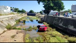 Automóvil cae al fondo de un canal