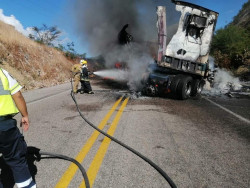 Se incendia tractocamión en la autopista Mazatlán- Durango
