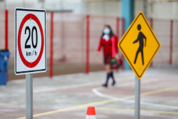 Disminuye a 20Km/h la velocidad en zonas escolares