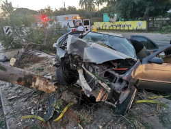 Automóvil se impacta contra árbol en Mazatlán: hay tres lesionados