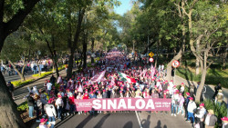 Rubén Rocha Moya asiste a "Marcha del pueblo" de AMLO