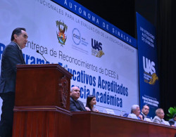 La UAS entrega reconocimientos a 33 programas de Licenciatura