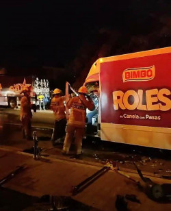 Hombre queda prensado al interior de una cabina tras choque de dos camiones en Mazatlán