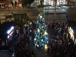 Encienden árbol de Navidad en Plaza Camino al Mar