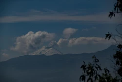 El volcán ecuatoriano Cotopaxi lanza nube de ceniza de un kilómetro de altura