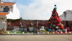 Pino de Navidad y Villa Navideña hecha con materiales reciclados