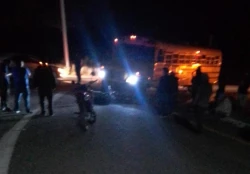 Choca camión de jornaleros con motocicleta: resultó una persona muerta